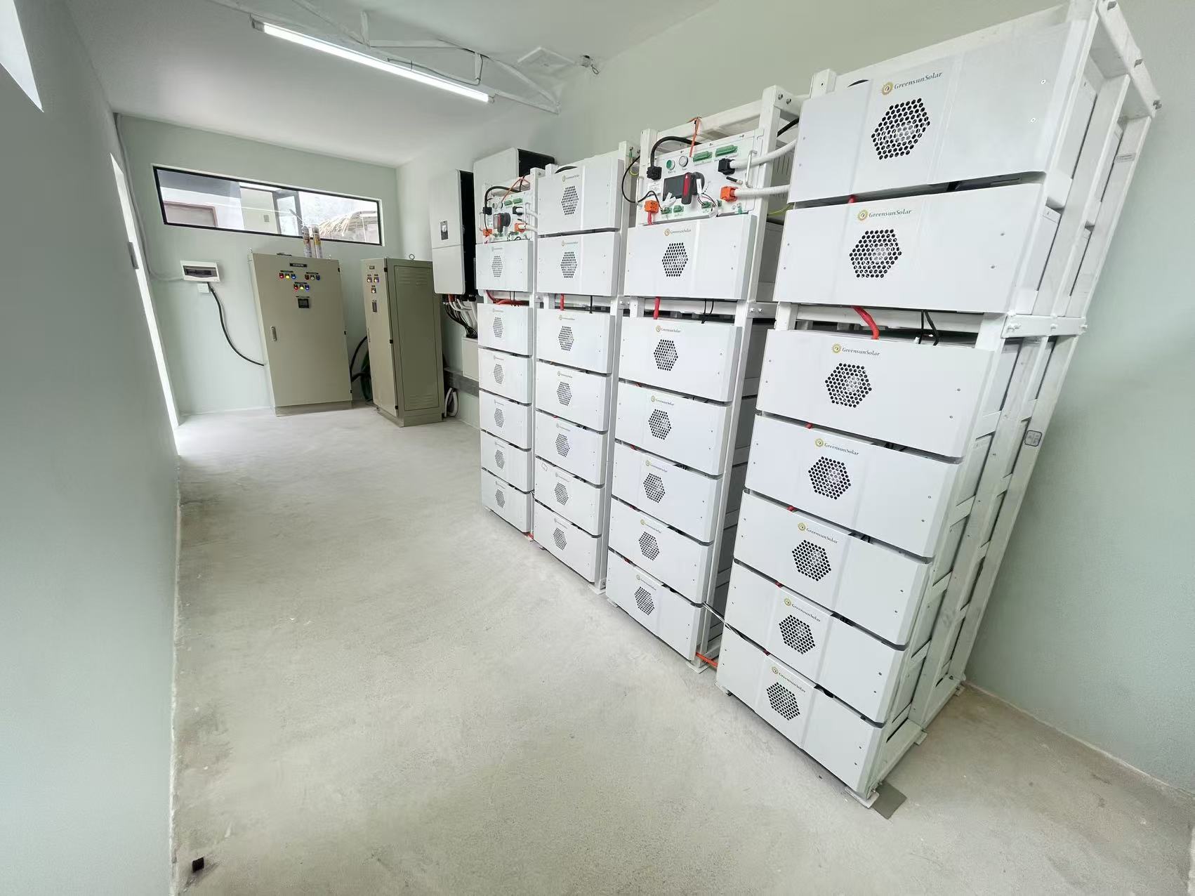 Hybrydowy system solarny Deye  – Renewable Energy Bess recenzja i cena